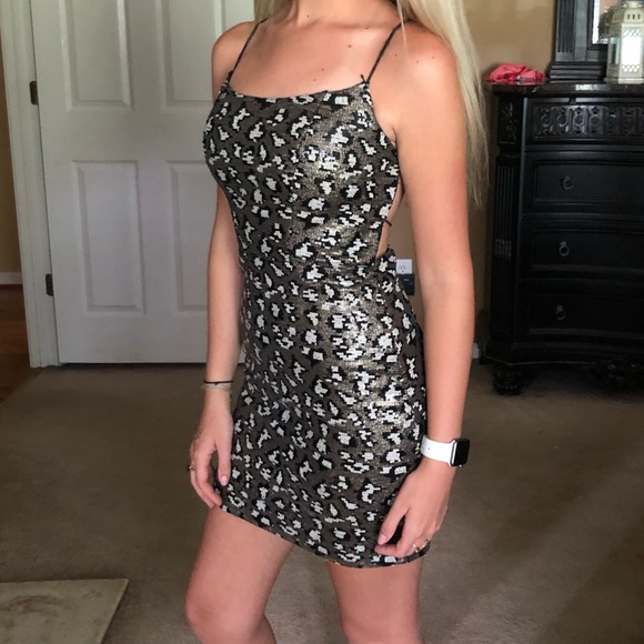 Dresses & Skirts - Semi dress